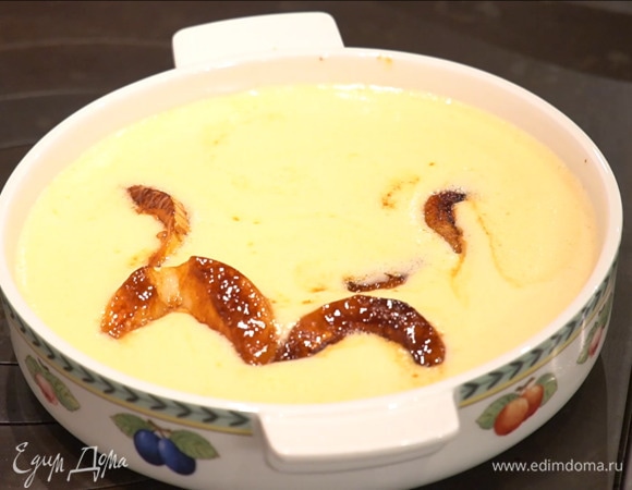 Груши выложить в жаропрочную форму срезами вверх и полить оставшейся карамелью, сверху влить тесто.