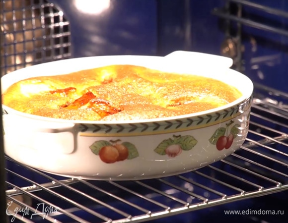 Выпекать клафути в разогретой духовке 25 минут.