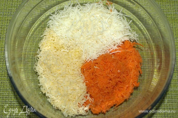 Сыр и морковь трем на средней терке. Я использовала два вида сыра.