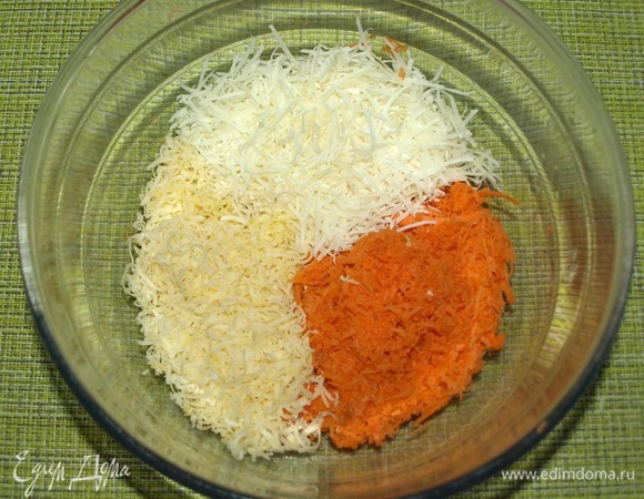 Сыр и морковь трем на средней терке. Я использовала два вида сыра.