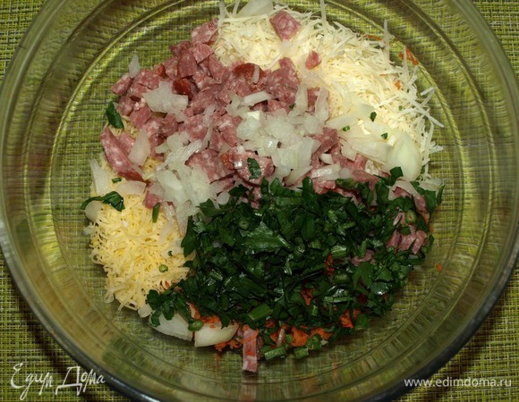 Петрушку мелко порубить, лук мелко нашинковать, чеснок измельчить через пресс.