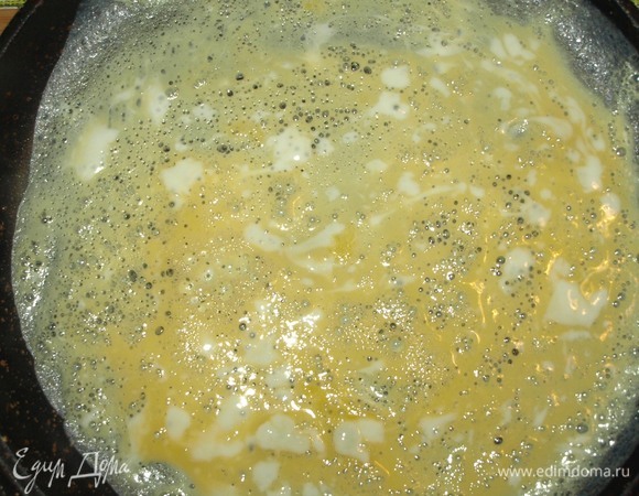 Яйцо взбить и выпечь блинчик.