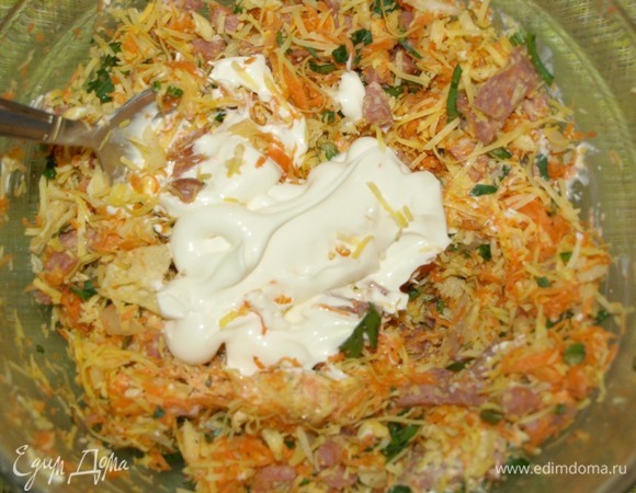 В миске соединяем все ингредиенты, добавляем соль и перец по вкусу. Добавляем майонез по вкусу. Все тщательно перемешиваем.