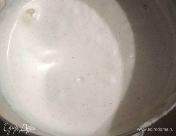 Яйца взбиваем с сахаром, ванильным сахаром, щепоткой соли и разрыхлителем до получения пышной светлой массы. По времени примерно 7 минут.