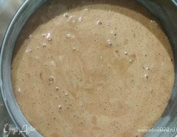 К полученной массе аккуратно добавляем просеянную муку, какао и вмешиваем ее осторожно при помощи лопатки, чтобы взбитые яйца не опали.