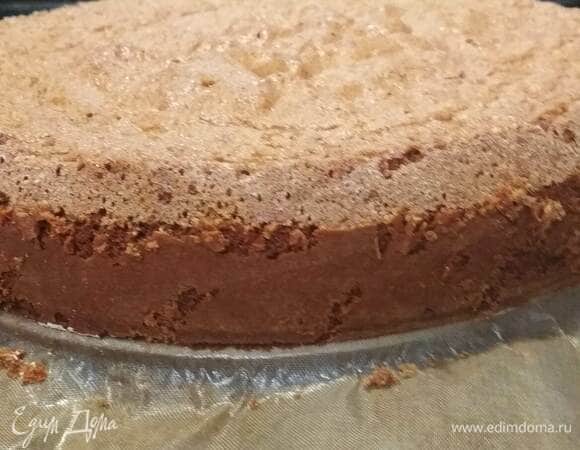 Подготовим разъемную форму, застелим дно пекарской бумагой. Смазать дно и бока формы сливочным маслом и посыпать мукой. Выливаем наше тесто в форму и ставим выпекаться в разогретую до 180–190°C духовку минут на 20–25 (до сухой спажки). Готовый бисквит вынимаем из духовки, переворачиваем на решетку и остужаем. Я завернула корж в пленку и убрала на ночь в холодильник.