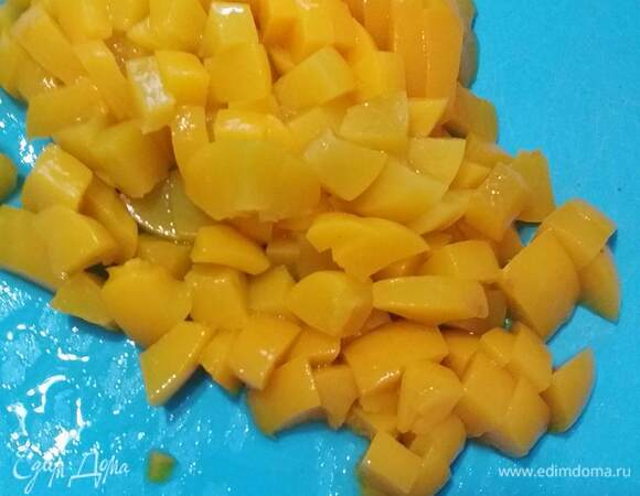 Готовим крем: отделяем персики от сиропа. Персикии нарезаем кусочками примерно 1x1 см.