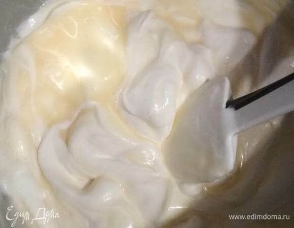 Отдельно взбиваем сливки с сахарной пудрой до устойчивых пиков. Набухший желатин прогреваем до растворения. Добавляем желатин в йогурт и перемешиваем. В 2 приема добавляем взбитые сливки.