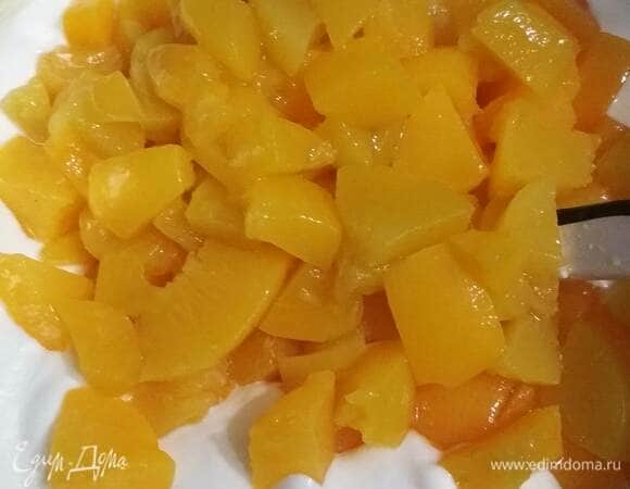 Добавляем персики и аккуратно перемешиваем.