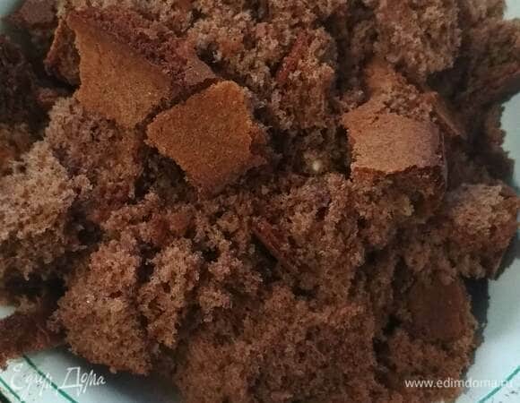 Оставшуюся часть режем кубиками и пропитываем сиропом. Корж, который послужит дном, тоже пропитываем сиропом.