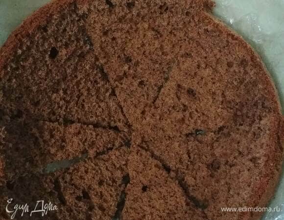 Форму, в котором будем собирать торт, оборачиваем пищевой пленкой. Выкладываем треугольники, пропитываем их сиропом. Добавляем половину крема.