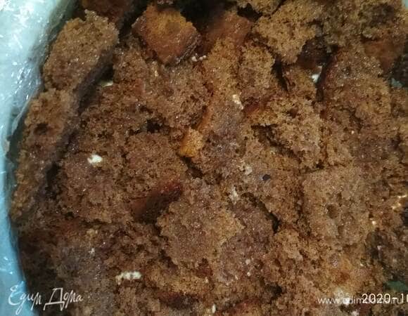 Далее выкладываем наши пропитанные кусочки.