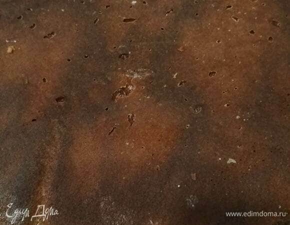 Сверху — оставшийся крем и последний корж. Убираем торт на пару часов в холодильник