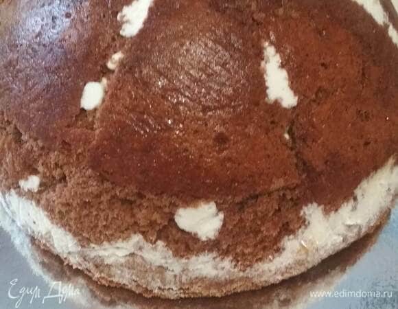 Застывший торт вынимаем из формы.