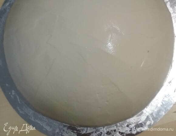 Далее остается только покрыть торт крем-чизом. Его готовить очень просто — смешать все ингредиенты до однородности.