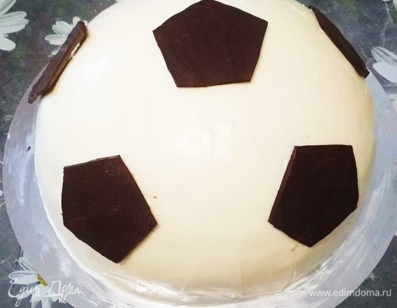 Пятиугольники я вырезала из шоколада, который растопила на водяной бане и разровняла на пергаменте.