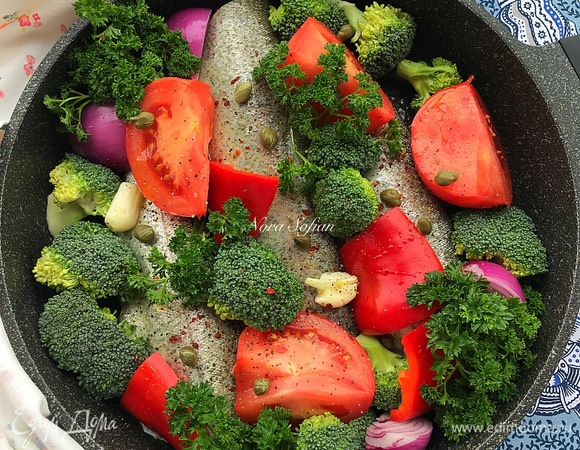 Рыба получается очень нежная и ароматная, пропитанная вином и овощами.