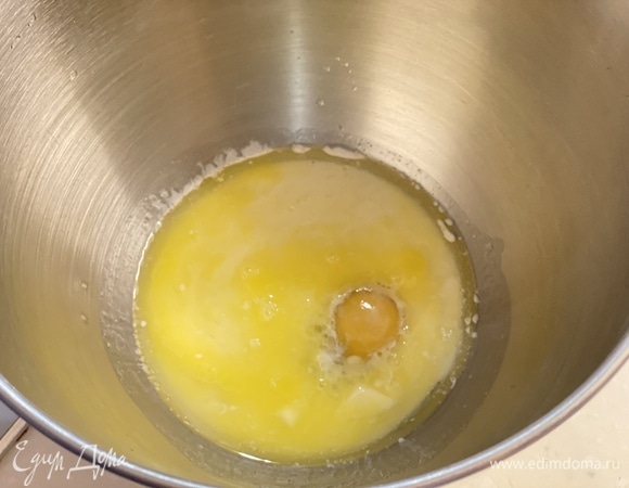 В миске смешать все жидкие ингредиенты. Хорошо перемешать.