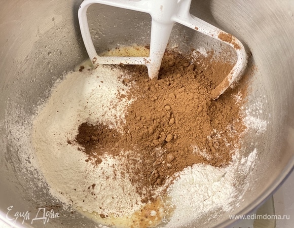 К жидким ингредиентам добавить все сухие. Очень хорошо перемешать венчиком или миксером.