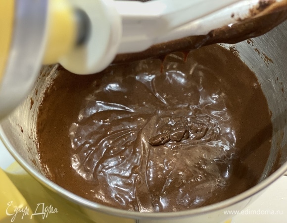 Должно получиться тесто, напоминающее по консистенции негустую сметану.