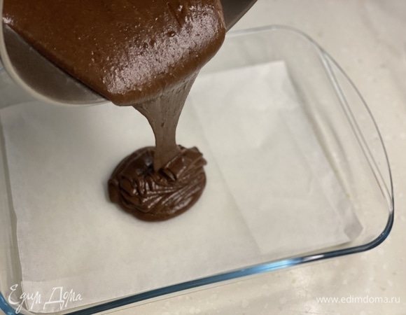 Тесто вылить в емкость для запекания прямоугольной формы, выпекать ~30 минут при 180°C.