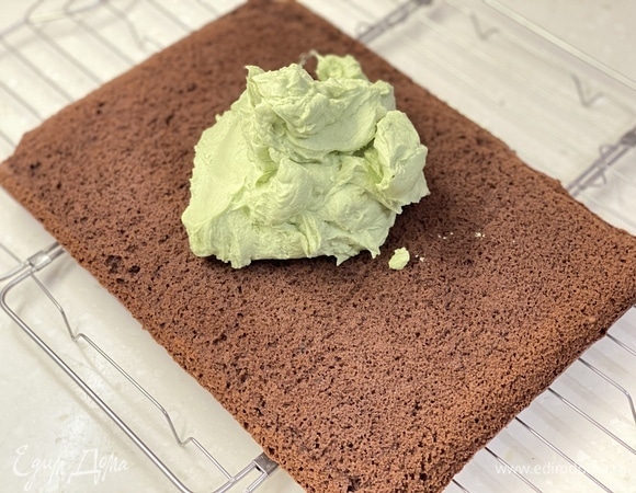 Выложить крем на остывший бисквит, разровнять и украсить. Нарезать на порции.