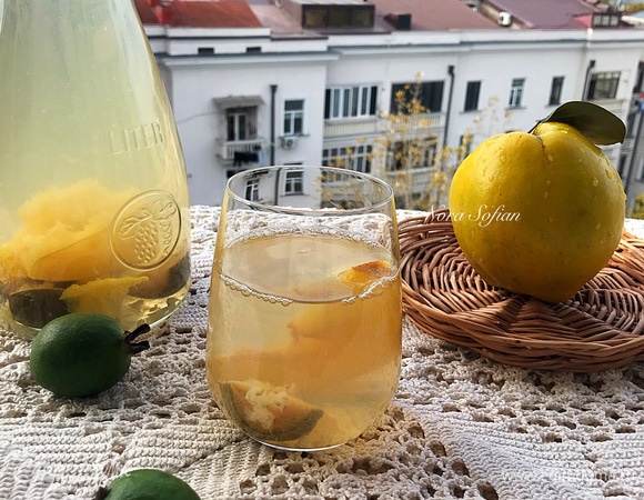 Варим компот под крышкой 10–15 минут. Затем выключить огонь и дать компоту настояться еще 15–20 минут.