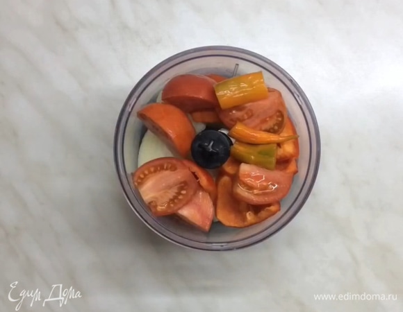 Готовим начинку. В блендер выкладываем кусочками лук, помидор, перец болгарский и, если любите острое, перец чили.