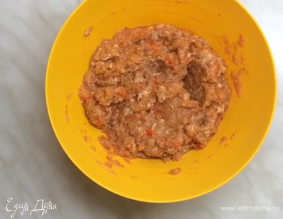 Перекладываем в миску, добавляем фарш, перец черный, соль и паприку, хорошо перемешиваем.