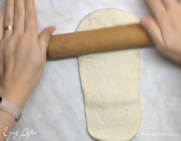 Готовое тесто делим на три части, каждую раскатываем в виде вытянутой овальной формы.