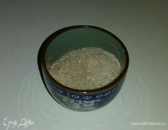 Для печенья нужно смешать вместе сахарный песок и пряничные специи (у меня это смесь молотых пряностей: имбиря, корицы, бадьяна, кардамона, перца душистого, гвоздики и перца черного).