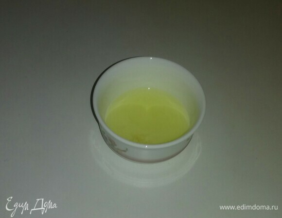 Отделить белок от желтка (желток не понадобится).