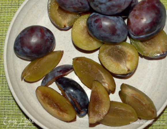 Разогреть духовку до 180ºС. Сливы вымыть, обсушить и удалить косточки. Если сливы крупные, то разрезать их на четыре части. Сливы надо использовать твердые.