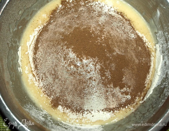 Муку просеять, добавить разрыхлитель и корицу. Соединяем с жидкими ингредиентами. Замешиваем тесто. Тесто должно получиться густым.
