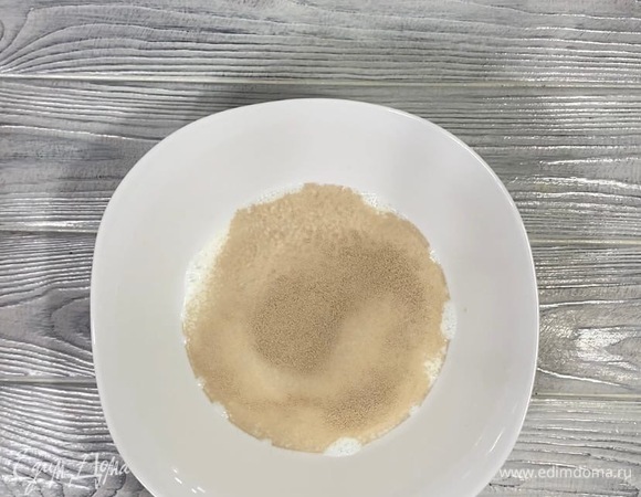 Молоко подогреть до теплого состояния. Добавить сахар, дрожжи, перемешать и оставить на 15–20 минут. Дрожжи должны подойти.