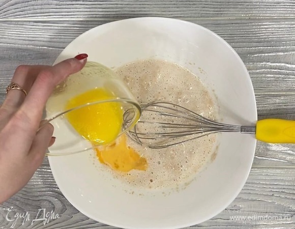 Добавить растопленное сливочное масло, яйцо, перемешать.