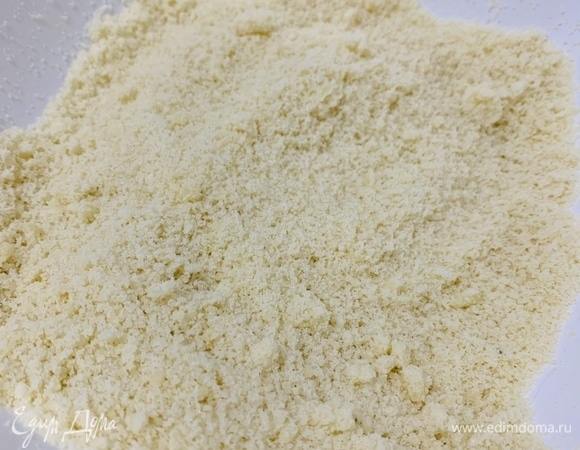 Муку с маслом протереть между ладонями. Затем добавить остальные ингредиенты и так же продолжать перетирать ладонями до однородной рассыпчатой консистенции. Если при сжимание массы в руке она становится как пластилин, то основа готова.