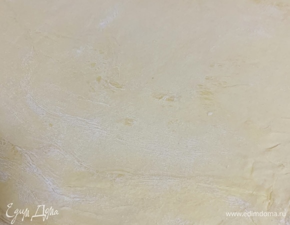 На хорошо припыленной мукой поверхности раскатать тесто в тонкий прямоугольный пласт.