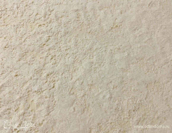 Отступив от края теста около 1 см, равномерно посыпать мучной массой, слегка придавливая рукой.