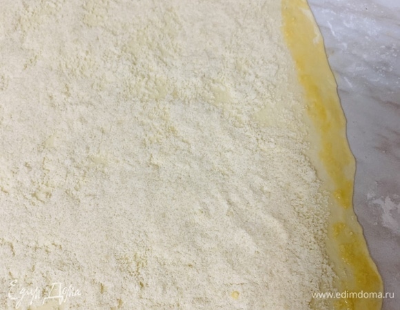 Промазать края теста по всему периметру взбитым яйцом.