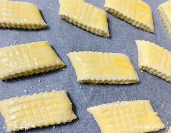 Сверху промазать взбитым яйцом.