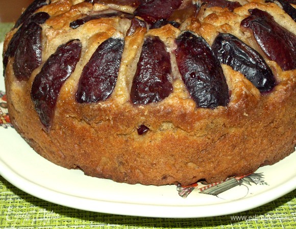 Даем пирогу остыть в форме не меньше 15 минут. Выкладываем из формы. Пирог подается теплым или холодным. К пирогу можно подать взбитые сливки, мороженое или заварной крем.