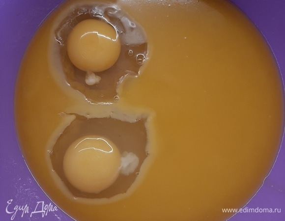 Маргарин (можно заменить сливочным маслом) растопить, добавить сахар, соль, яйца и быстро перемешать, чтобы яйца не свернулись.