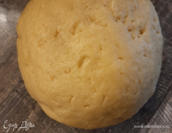 Постепенно добавляя муку, замесить плотное эластичное тесто, положить в пакет и убрать на час в холодильник.