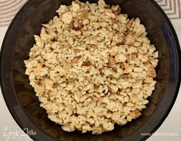 После выпечки сложить тесто в глубокую чашу, дать остыть и перемешать со сгущенным молоком, можно добавить немного мака. Сформировать пирожные, для этого вам понадобятся перчатки. Обвалять заготовки в маке и наслаждаться чаепитием!