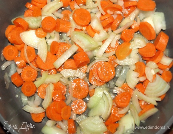 Морковь и лук очистить. Морковь нарезать кружочками, лук нашинковать. Обжарить морковь и лук в масле, в котором обжаривали филе индейки.