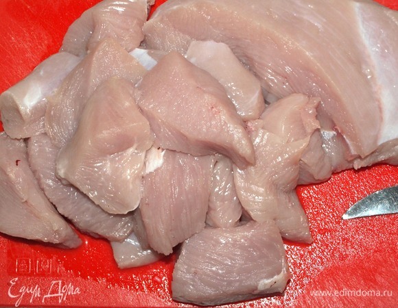 Филе индейки промыть, обсушить и нарезать средними кусками. Слегка обжарить в разогретом масле. Извлечь из сковороды.