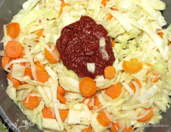 Капусту нашинковать и соединить с луком и морковью. Добавить томатную пасту, приправы и специи (отрегулировать по своему вкусу). Перемешать. Если необходимо, то перекладываем в жаропрочную форму.