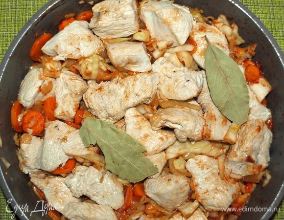 Сверху выкладываем индейку. Добавляем лавровый лист. Закрываем фольгой и оправляем в заранее разогретую до 180ºС духовку на 1 час.