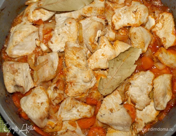 Через час достать капусту с индейкой, удалить лавровый лист.